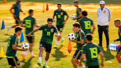 世界杯球队训练备战 - 球员在训练场